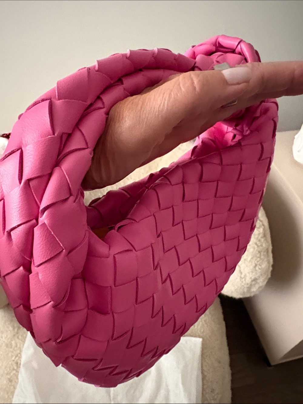 Elegant Pink Woven Shoulder Bag - Picture 2 of 6